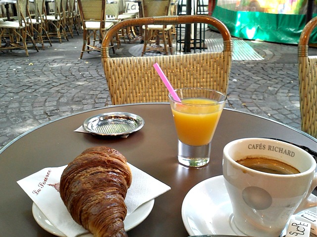 sniadanie Paryż   jedzenie