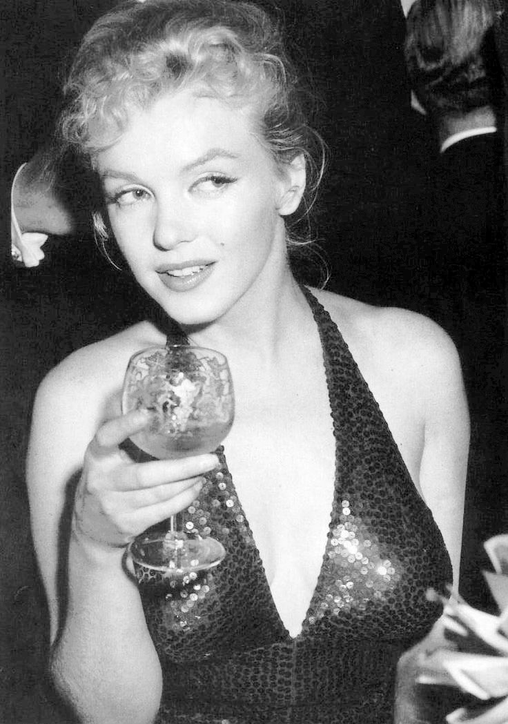 Marilyn_Monroe_April_in_Paris_Ball_1957