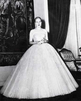 POWRÓT KOBIECOŚCI Eva Peron w sukni od Diora - sylwetka przypomina odwrócone Y