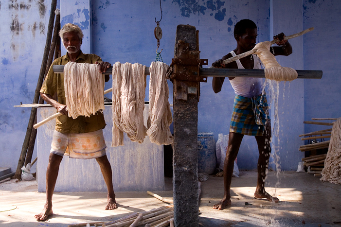 barwienie przędzy w Indiach - fot Claude Renault