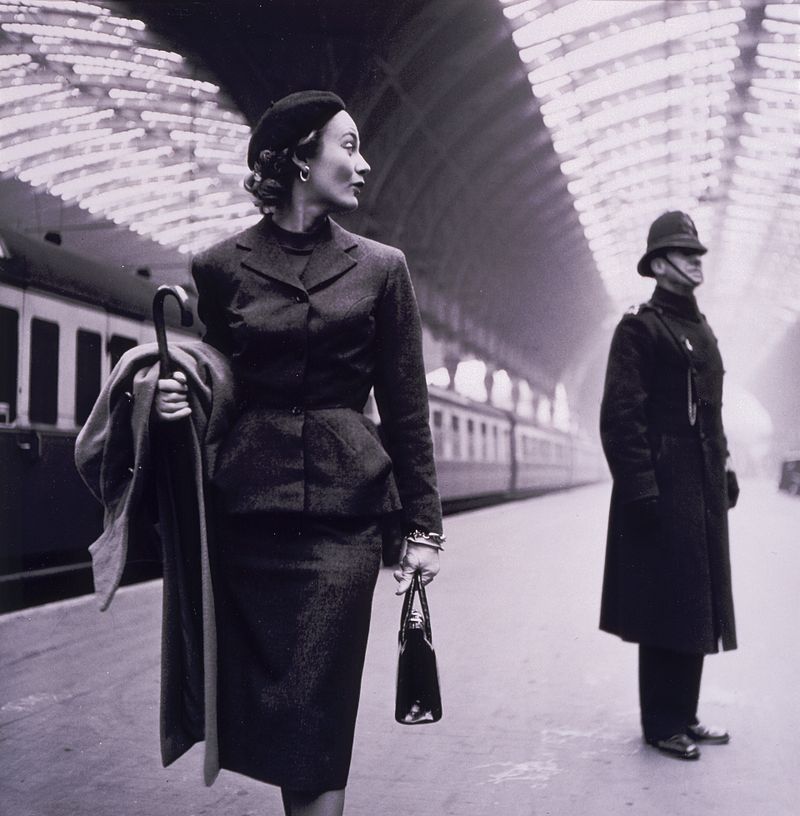 8 – Garsonka nawiązująca do sylwetki X propagowanej przez Diora, Londyn, 1951 rok, fot. Toni Frissel